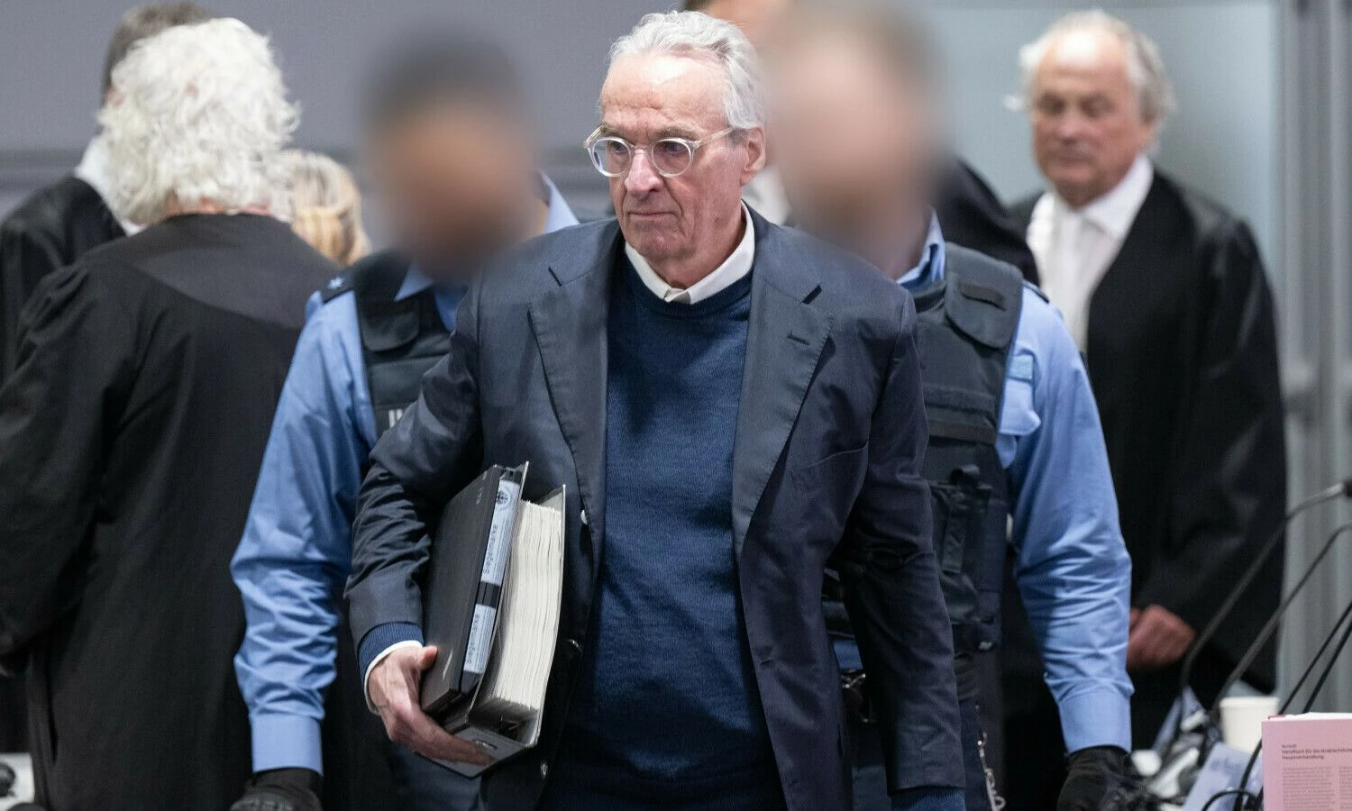 Princas Heinrichas XIII Reussas atvedamas į Frankfurto aukštesniojo apygardos teismo Sossenheimo skyriaus teismo salę, 2024 m. gegužės 21 d. Boriso Roesslerio („Scanpix“) nuotr.