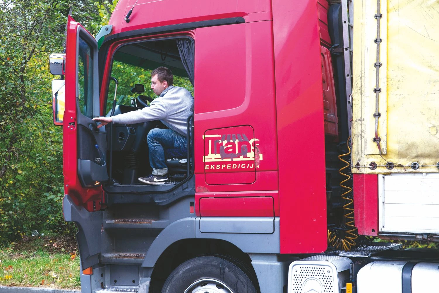 Vežėjai tvirtina, kad deficitinės vairuotojo profesijos žmonių paieškoms reikia skatinimo, o ne ribojimo. Vladimiro Ivanovo (VŽ) nuotr.