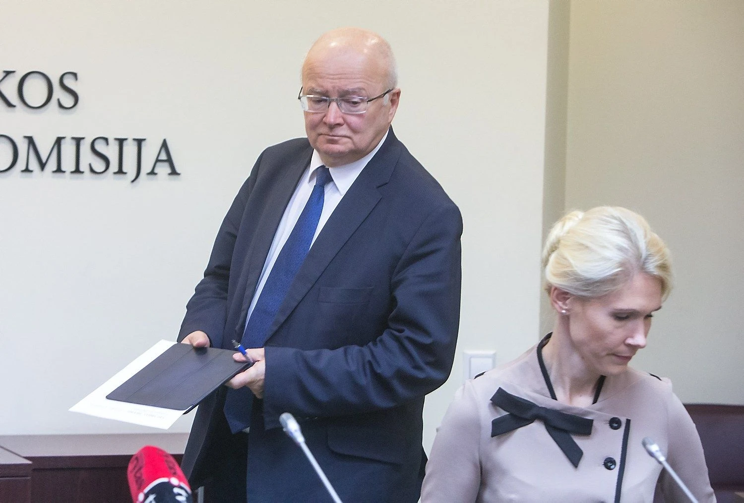 Zenonas Vaigauskas, VRK pirmininkas, ir Laura Matjošaitytė, VRK pirmininko pavaduotoja.