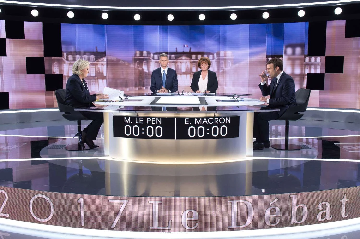 French presidential election candidate for the far-right Front National (FN) party, Marine Le Pen and French presidential election candidate for the En Marche ! movement, Emmanuel Macron pictured during the live brodcast face-to-face televised debate.  SIPA/Scanpix