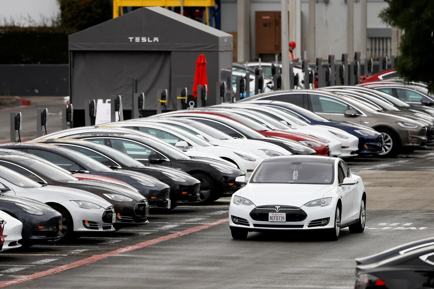„Tesla Model S“ automobiliai. Stepheno Lamo („Reuters“ / „Scanpix“) nuotr.