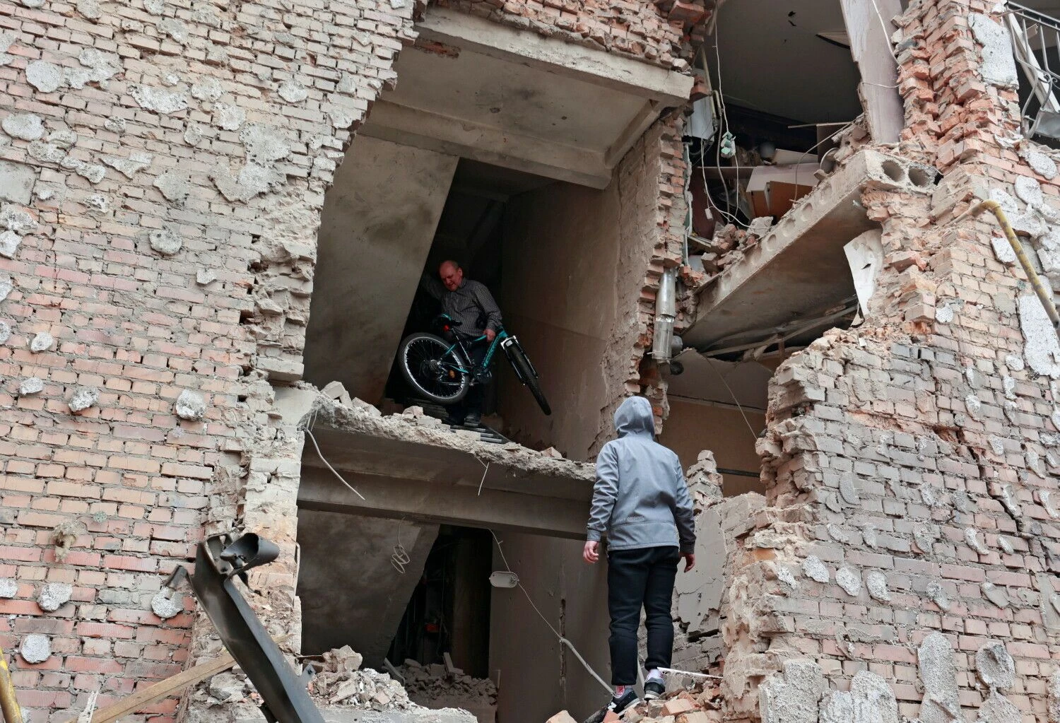 Sugriautas pastatas Irpino mieste. Serhii Nuzhnenko („Reuters“ / „Scanpix“) nuotr.