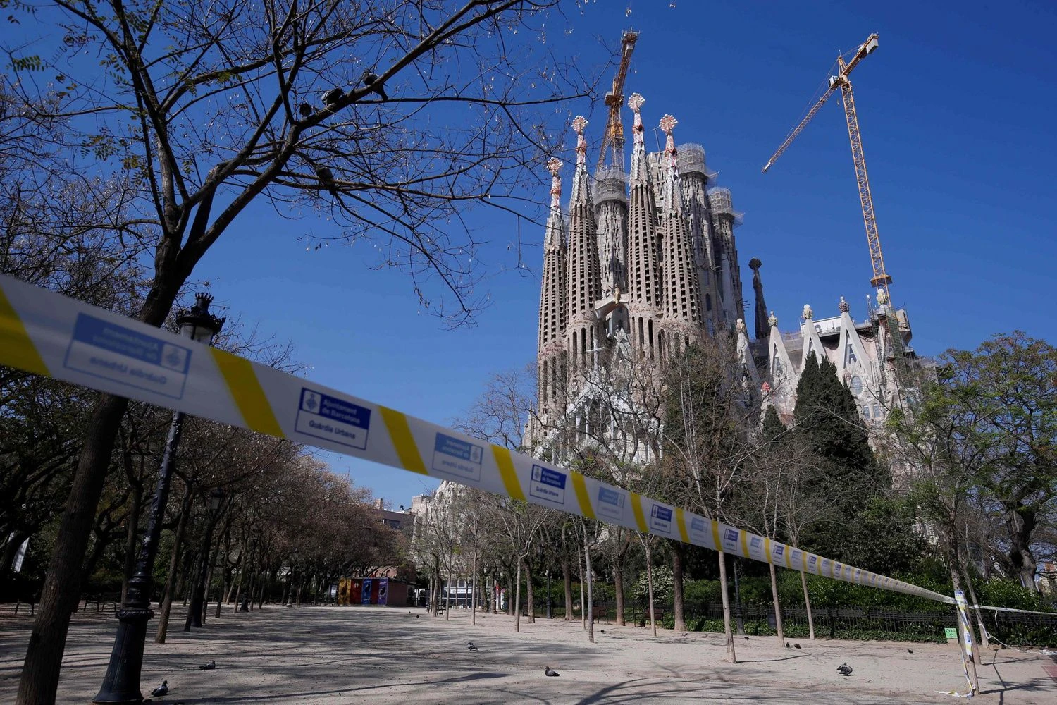 Uždaryta aikštė priešais Sagrada Familia bažnyčią Barselonoje. Pau Barrena (AFP/„Scanpix“) nuotr. 