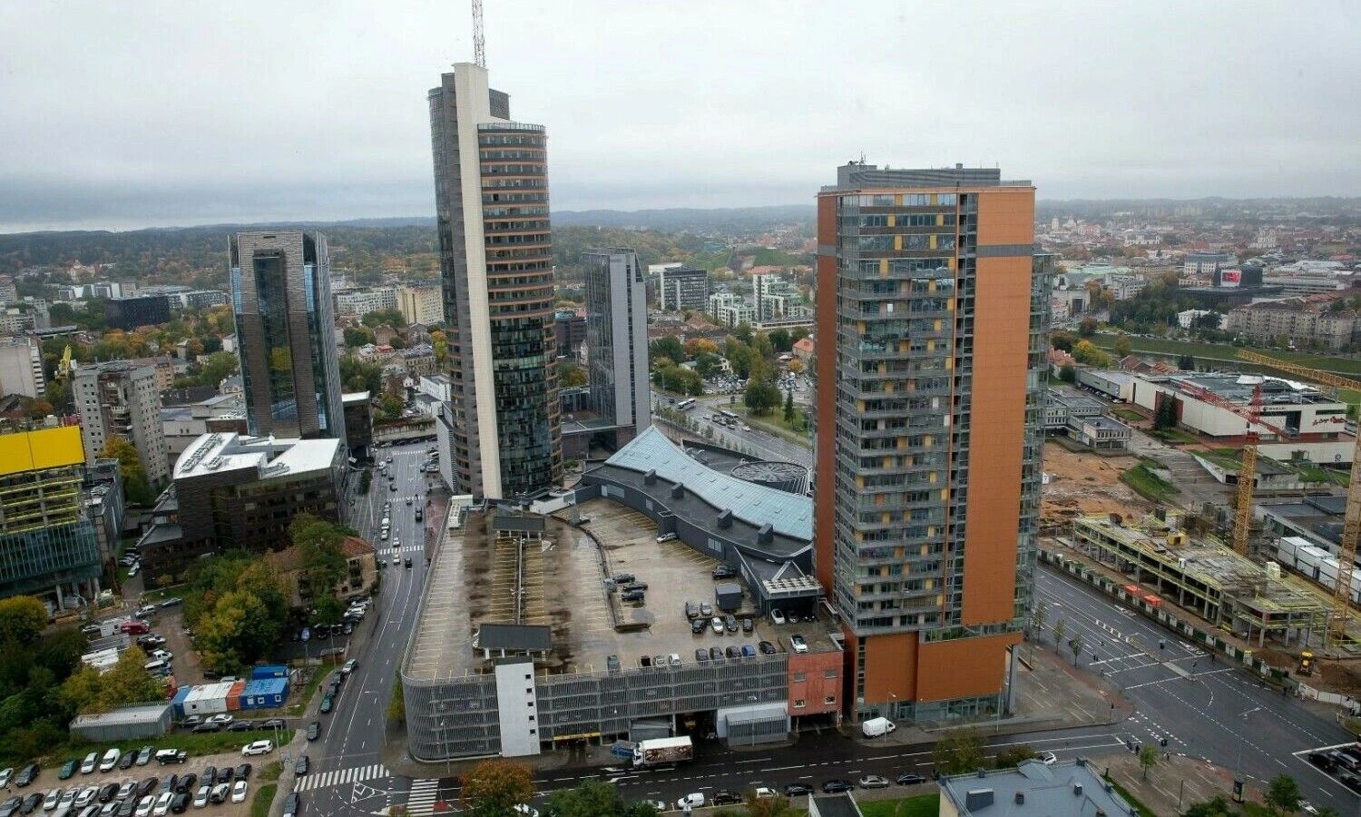 Biurų pastatas ir prekybos centras „Europa“, automobilių aikštelė ir daugiabutis. Vladimiro Ivanovo (VŽ) nuotr.