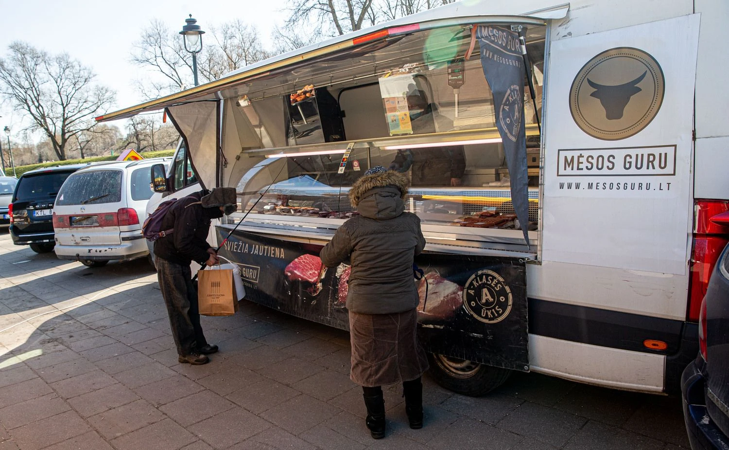 Sumažėjus „Mėsos guru“ pardavimams turgeliuose, įmonė pradėjo brandintą jautieną pristatyti gyventojams į namus. Juditos Grigelytės (VŽ) nuotr.
