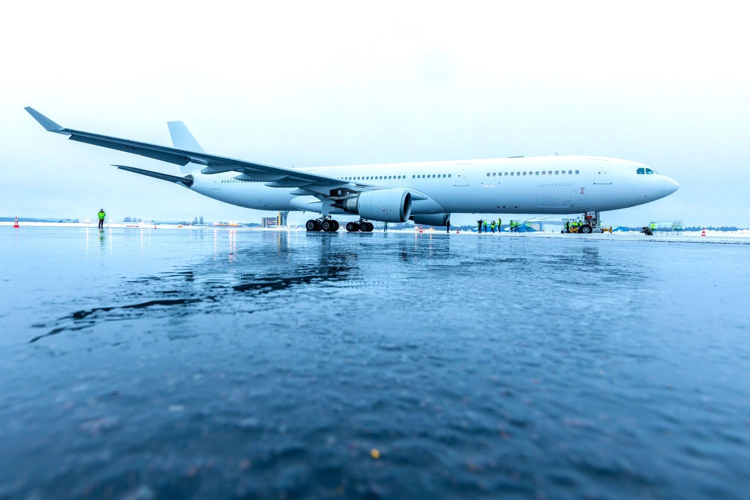 LY-LEO numeriu pažymėtas „Airbus A330“ yra didžiausias Baltijos šalyse registruotas orlaivis. Įmonės nuotr. 