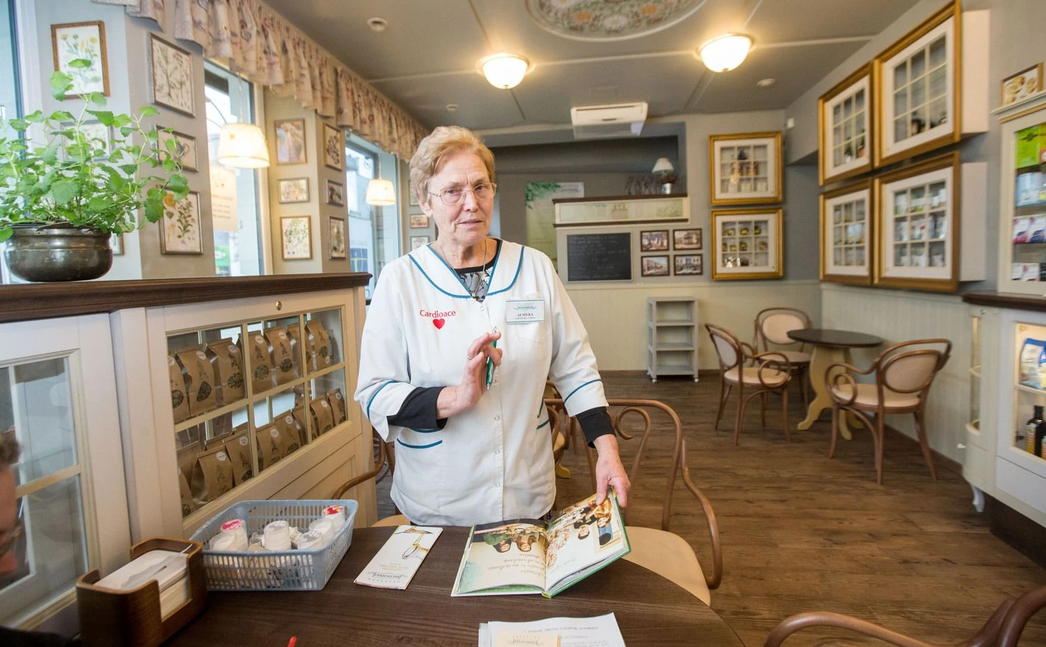 Almira Girdenienė, Šiaulių UAB vaistinės „Valerijonas“ direktorė: „Arbatinė ne tik duoda papildomų pajamų, bet ir didina lankytojų lojalumą.“ Juditos Grigelytės (VŽ) nuotr.