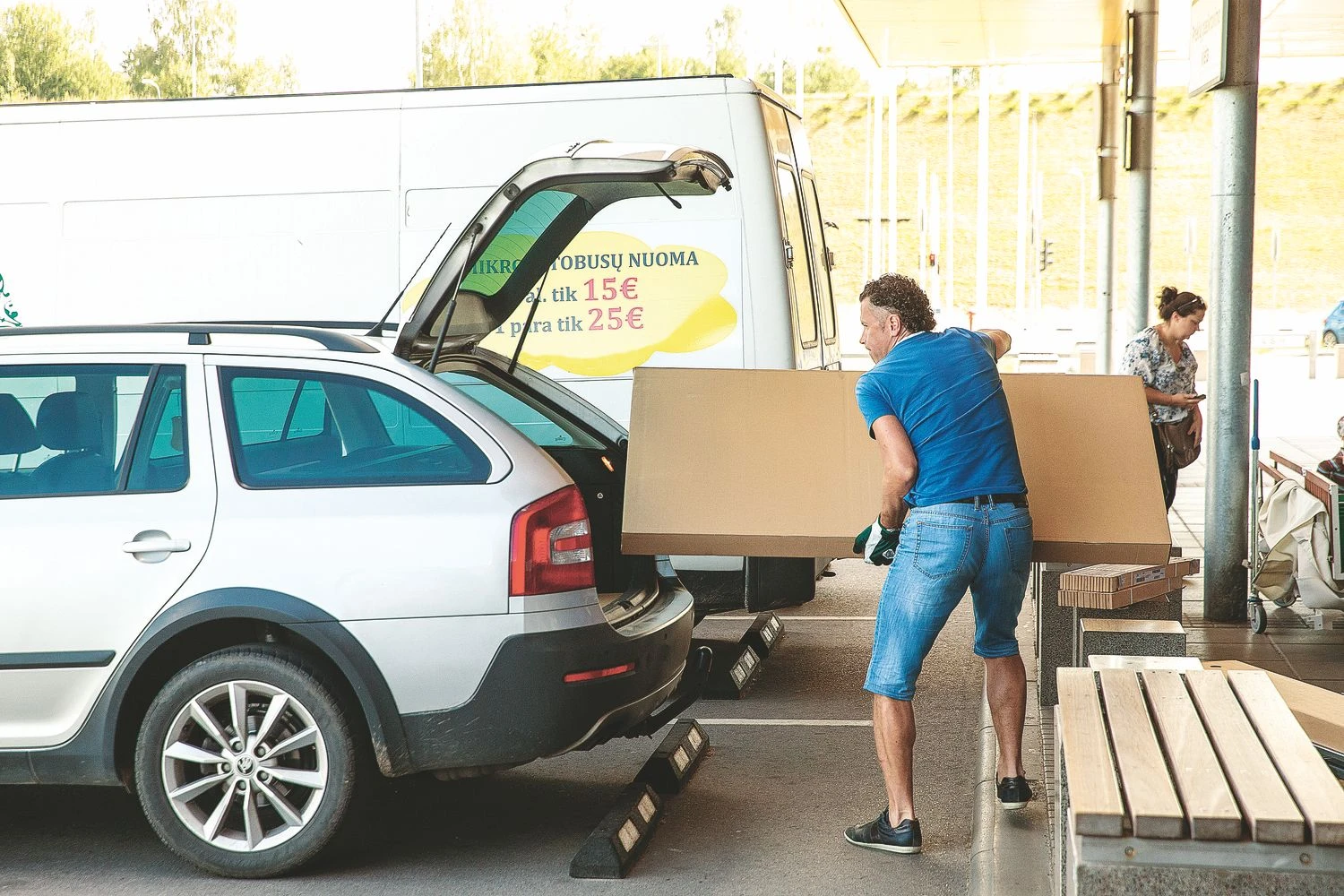 Daugelis pirkėjų internetu užsakytas prekes renkasi atsiimti iš prekybininkų patys. Vladimiro Ivanovo (VŽ) nuotr.