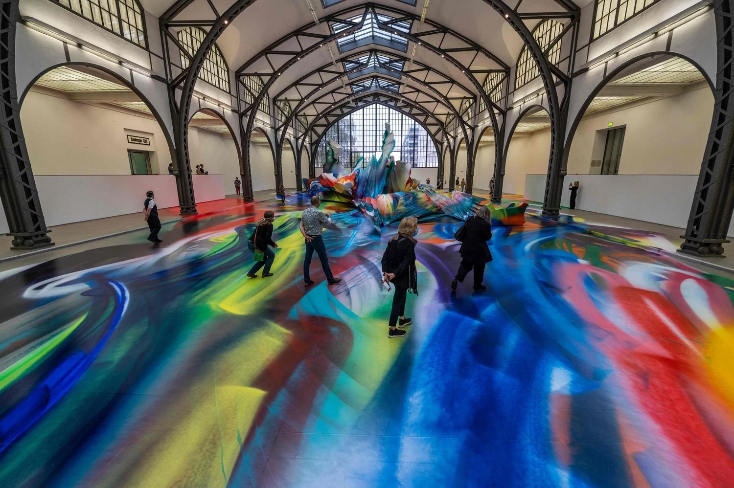 Katharinos Grosse instaliacija Berlino „Hamburger Bahnhof“ šiuolaikinio meno muziejuje veiks iki 2021-ųjų sausio. Johno Macdougallo (AFP / „Scanppix“) nuotr. 