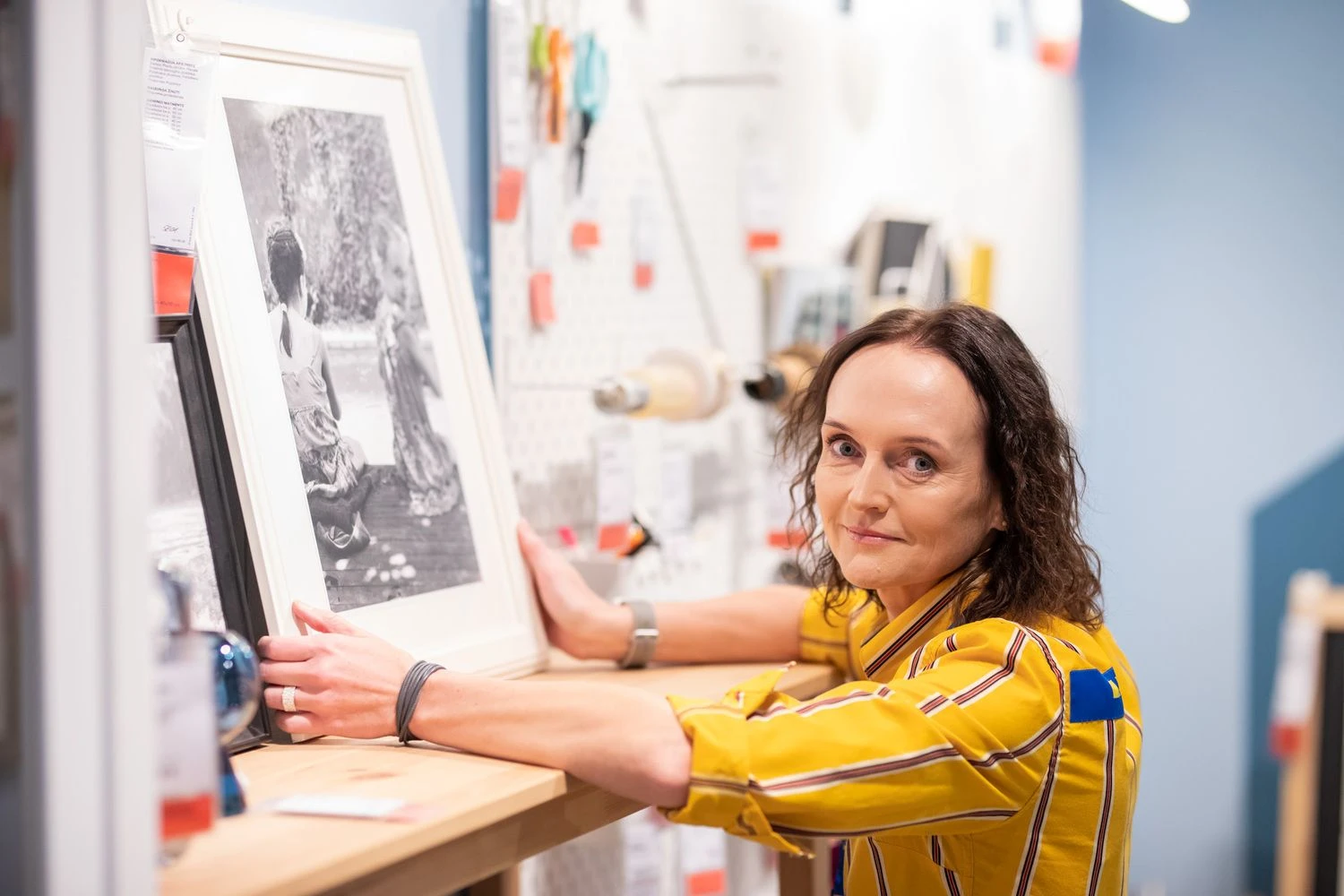 Ant parduotuvės sienų nugulė ir 22 Kristinos Mažeikytės, IKEA Rinkodaros vadovė Baltijos šalims šeimos nuotraukos. Rimgaudo Budrio nuotr.