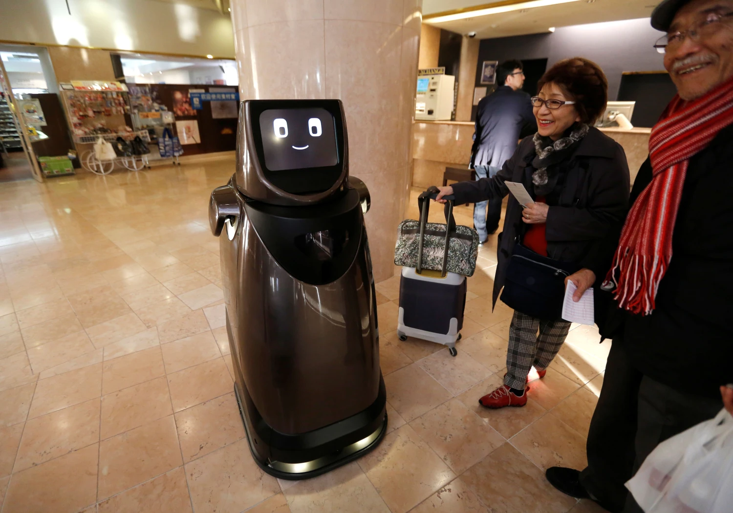 Japonijoje, Naritos oro uosto viešbutyje, dirba „Panasonic“ sukurtas roboto prototipas, kurio užduotis – pateikti klientams gėrimų ir suteikti informaciją apie atvažiuojančius autobusus.
Toru Hanai („Reuters“ / „Scanpix“) nuotr.