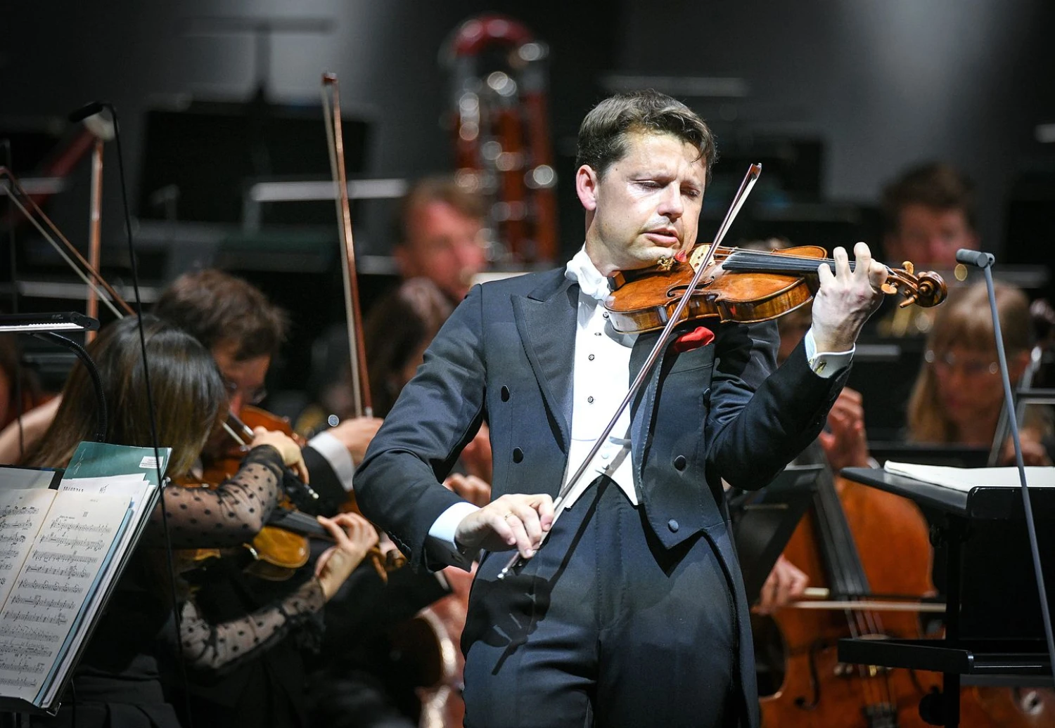 Julianas Rachlinas griežia 1704 m. „ex Liebig“ Stradivarijaus smuiku. Ilmarso Znotinso/Festivalio rengėjų nuotr. 