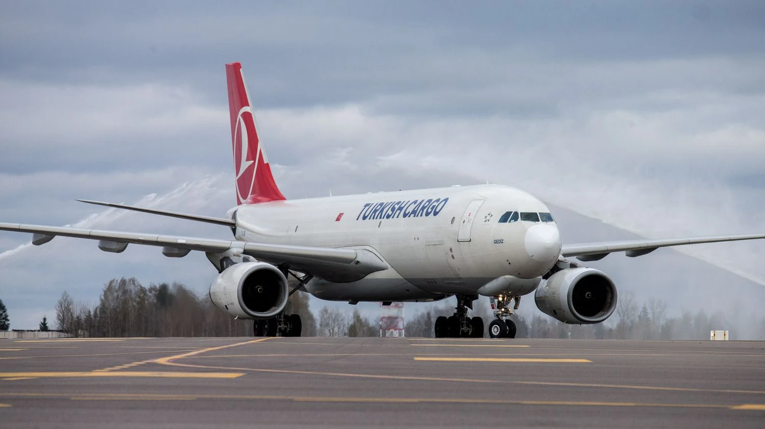 „Turkish Cargo“ lėktuvas „Airbus A330F“ Vilniaus oro uoste. Juditos Grigelytės (VŽ) nuotr.