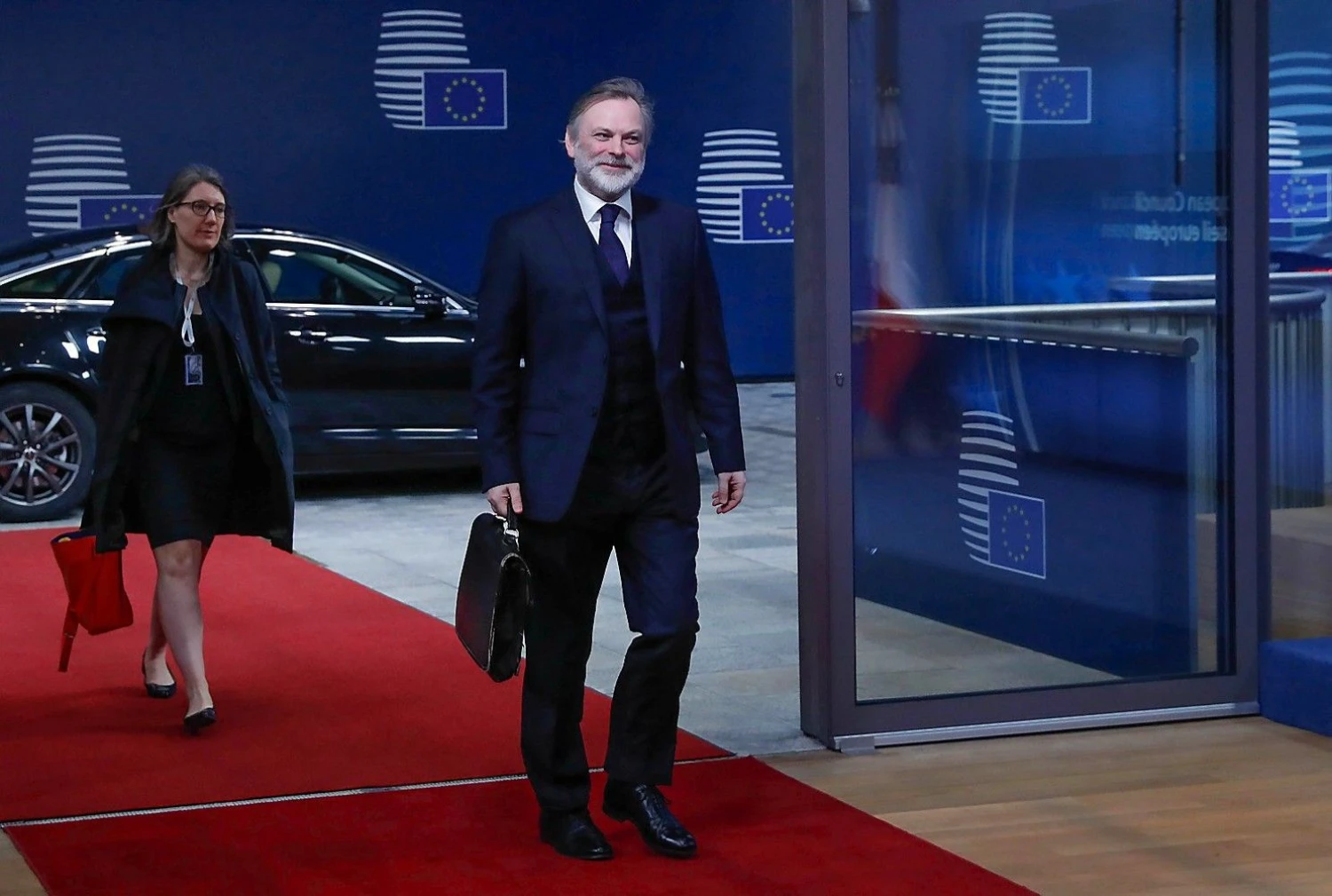 Timas Barrowas, Jungtinės Karalystės nuolatinis atstovas prie ES, atvyksta į Briuselį su Theresos May pasirašytu laišku. Yveso Hermano („Reuters“ / „Scanpix“) nuotr.