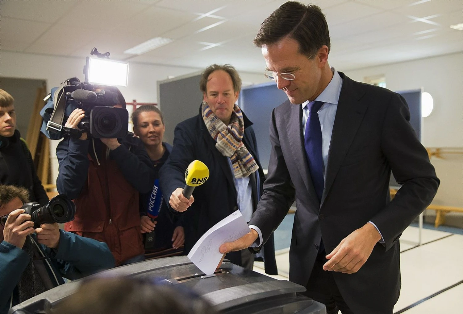Markas Rutte, Nyderlandų premjeras, atiduoda balsą referendume dėl Ukrainos sutarties. Michaelo Kooreno („Reuters“ / „Scanpix“) nuotr. 