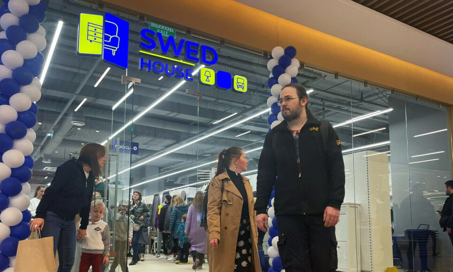„Swed House“ – tik viena iš daugybės prekių ženklų antrininkių, nėrusių užpildyti nišų, kurias paliko Maskvos agresija Ukrainoje. Aleksandro Rešetnikovo („Reuters“ / „Scanpix“) nuotr.