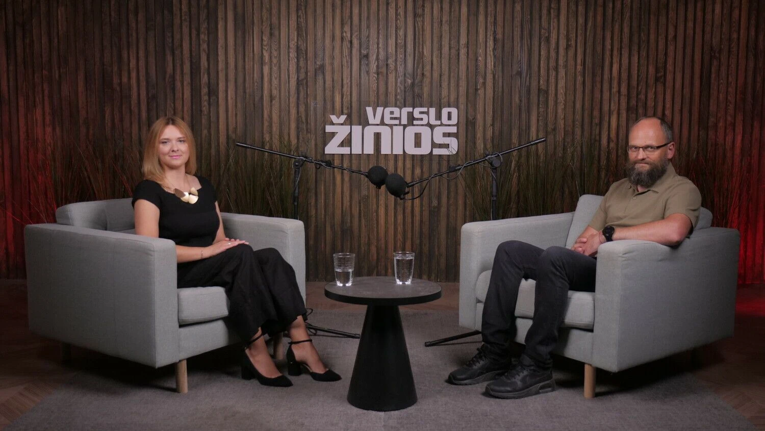 Laura Galdikienė, „ConnectPay“ vyriausioji ekonomistė ir Ugnius Savickas, moderatorius.
