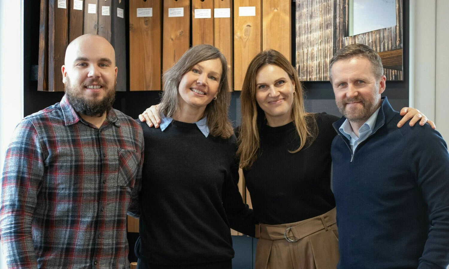 Po bendradarbiavimo sutarties pasirašymo Martynas Kabašinskas ir Ingrida Vizbaraitė, „Brolis Timber“ bendrasavininkai, Agnė Janėnienė ir Martynas Janėnas, medienos gaminių prekybos tinklo „Medžio bitės“ bendrasavininkai.