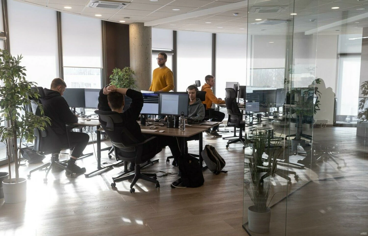 IT specialistams jau tapo kasdienybe, kad kitų skyrių atstovai kreipiasi tada, kai jau „reikėjo vakar“. Juditos Grigelytės (VŽ) nuotr.