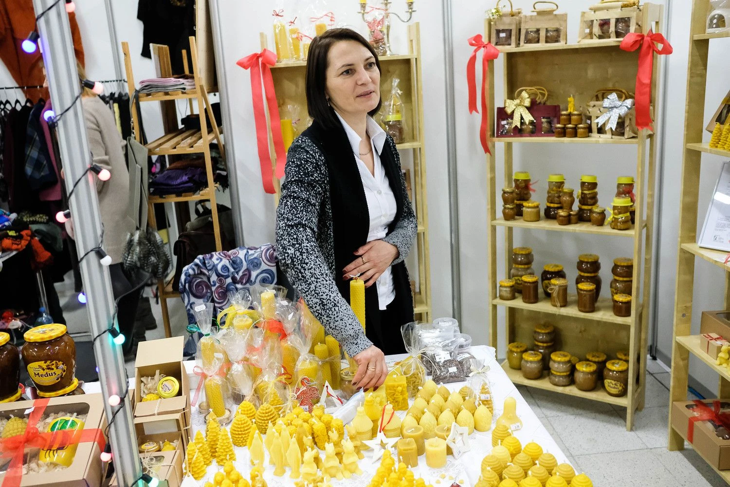 Teresa Tevel, Šalčininkų r. bityno „Tėvelio medus“ bendraturtė: „Žvakių gamyba papildo pagrindines mūsų pajamas iš medaus ir jo produktų.“
Vladimiro Ivanovo (VŽ) nuotr.
