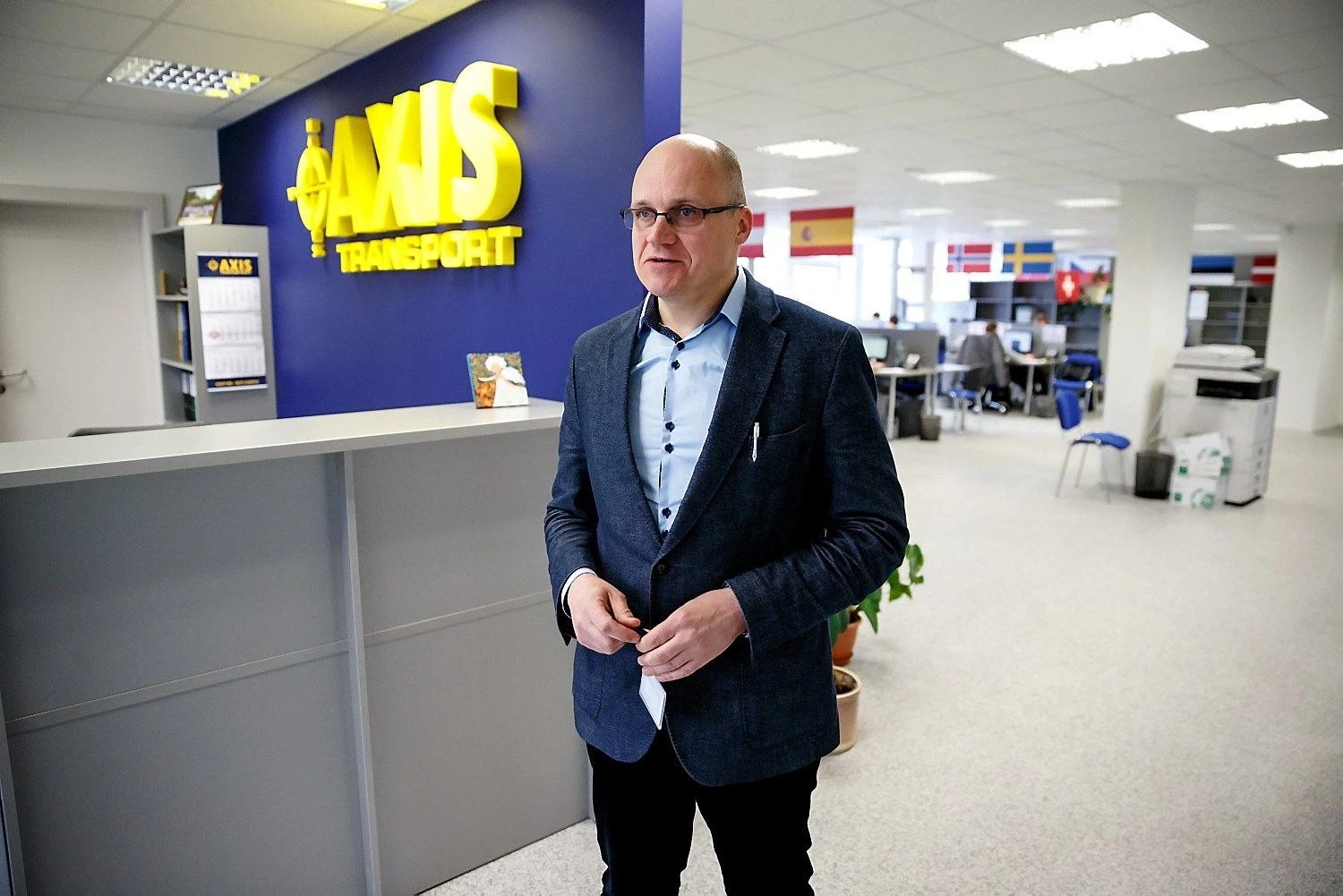 Tomas Degutis, „Axis Transport“ pardavimų vadovas sako, kad didžiausia pardavimų vadovų klaida – užsidaryti savo kabinete, o geriausia – glaustis kamputyje kartu su visa pardavimų komanda. VLADIMIRO IVANOVO (VŽ) NUoTR. 