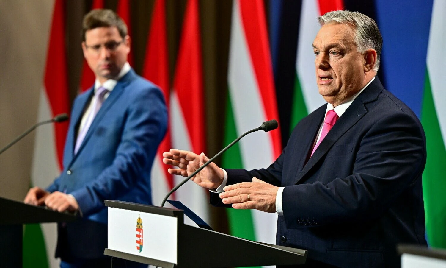 Vengrijos premjeras Viktoras Orbanas (dešinėje) ir jo administracijos vadovas Gergely Gulyasas. Martono Monuso („Reuters“ / „Scanpix“) nuotr.