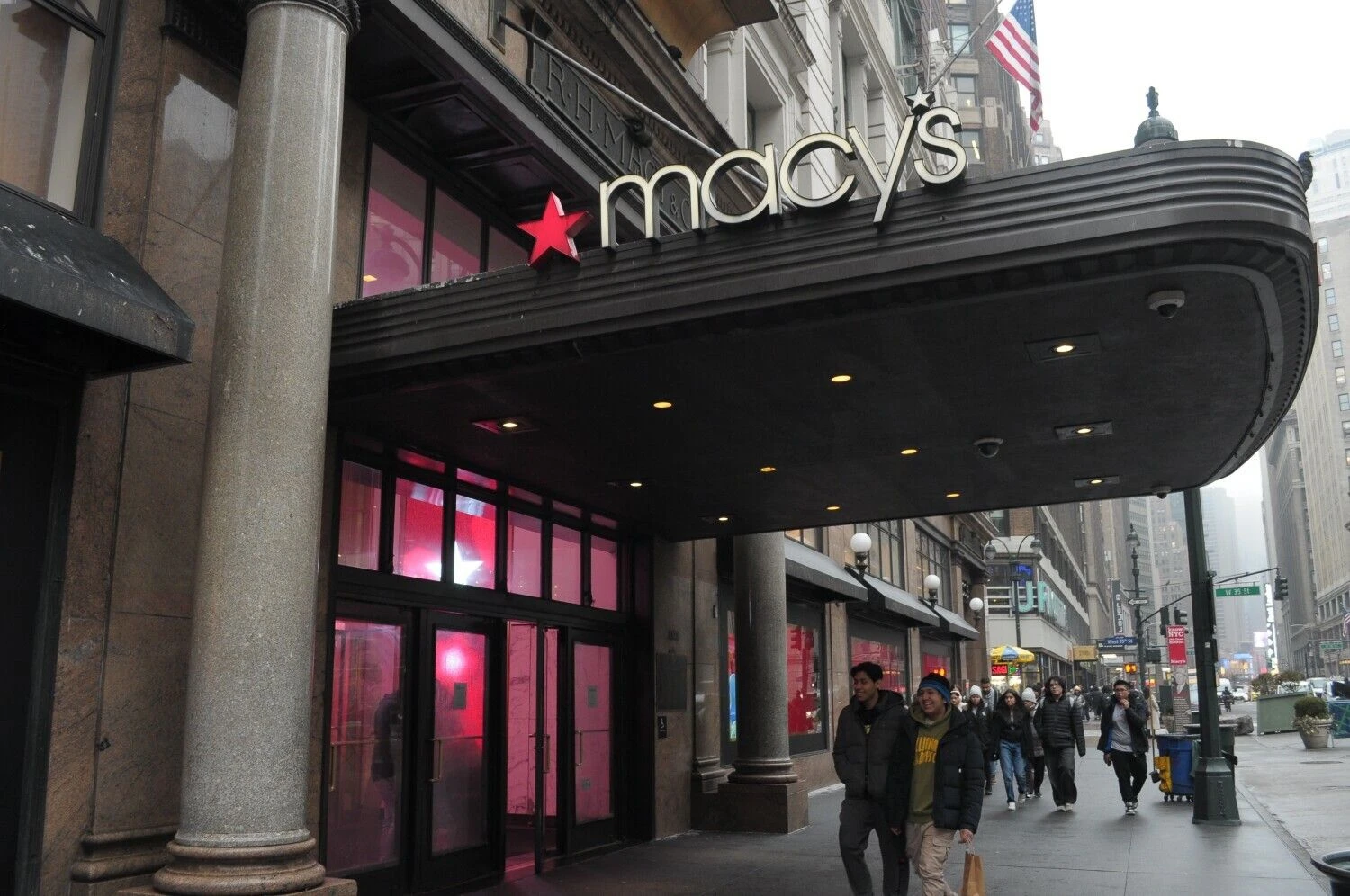 JAV prekybininkė „Macy's“ per 2 metus ketina uždaryti iki penktadalio parduotuvių. Jimin Kim („Sopa Images“ / „Zuma Press Wire“ / „Scanpix“) nuotr.