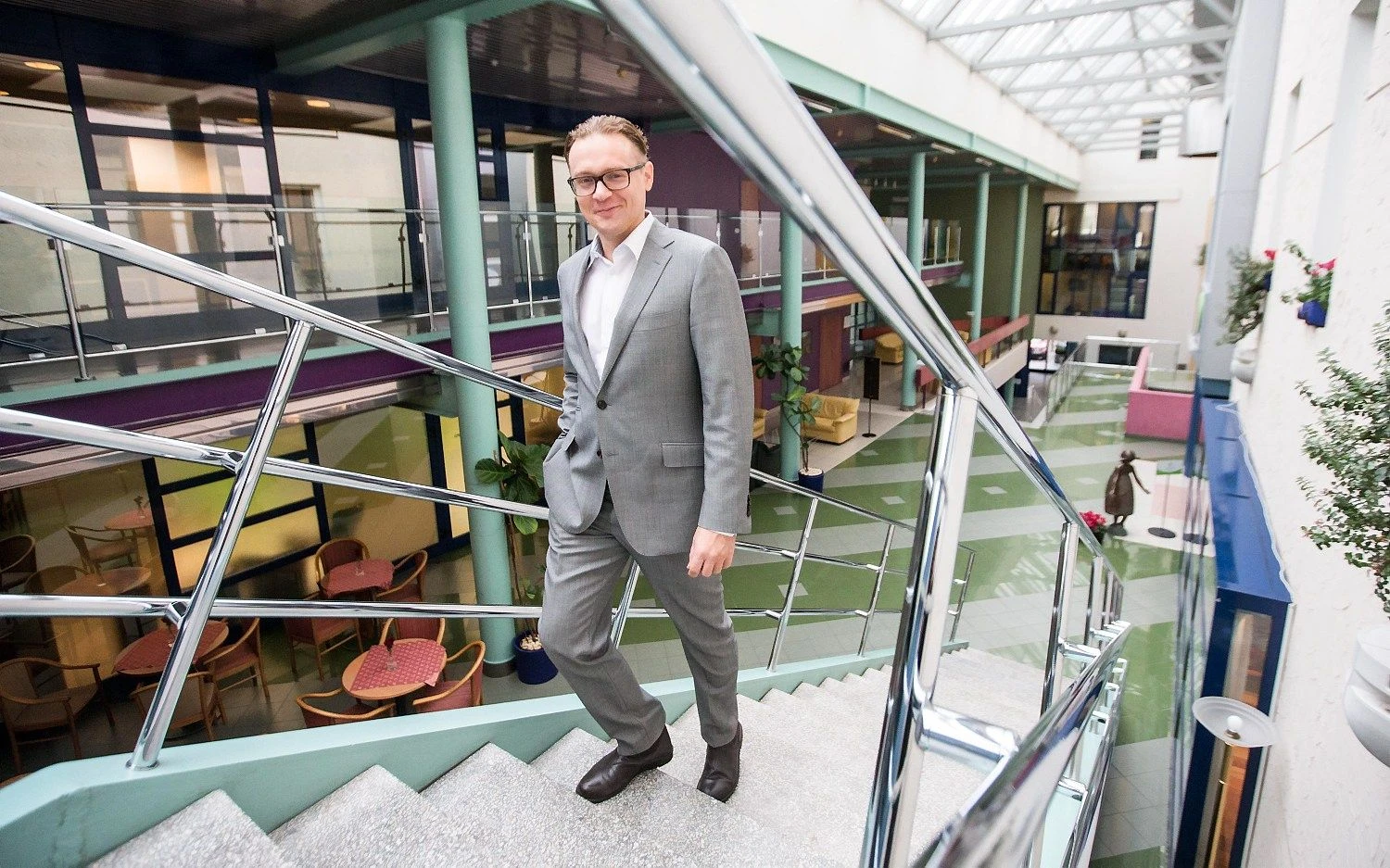 Lukas Mackevičius, sertifikuotas streso valdymo ir sveikatingumo konsultantas: „Pokyčių „demonizavimo“ ir „atsiribojimo“ etapai, nors ir labai dažni organizacijose, iš esmės labiausiai priklauso nuo vadovų sprendimų, ar tam tikri pokyčiai bus įgyvendinami, o dar svarbiau, kokia yra šių pokyčių apimtis ir trukmė“. JUDITOS GRIGELYTĖS (VŽ) NUOTR. 