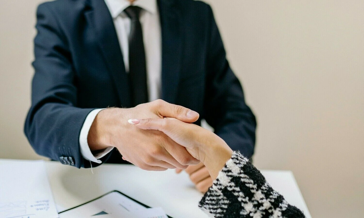 Asmeninis įvaizdis derybų metu, kaip išvaizda gali nulemti derybų baigtį ir kodėl verta investuoti į savo įvaizdį. Detalės, kuriančios pasitikėjimą savimi derybose.