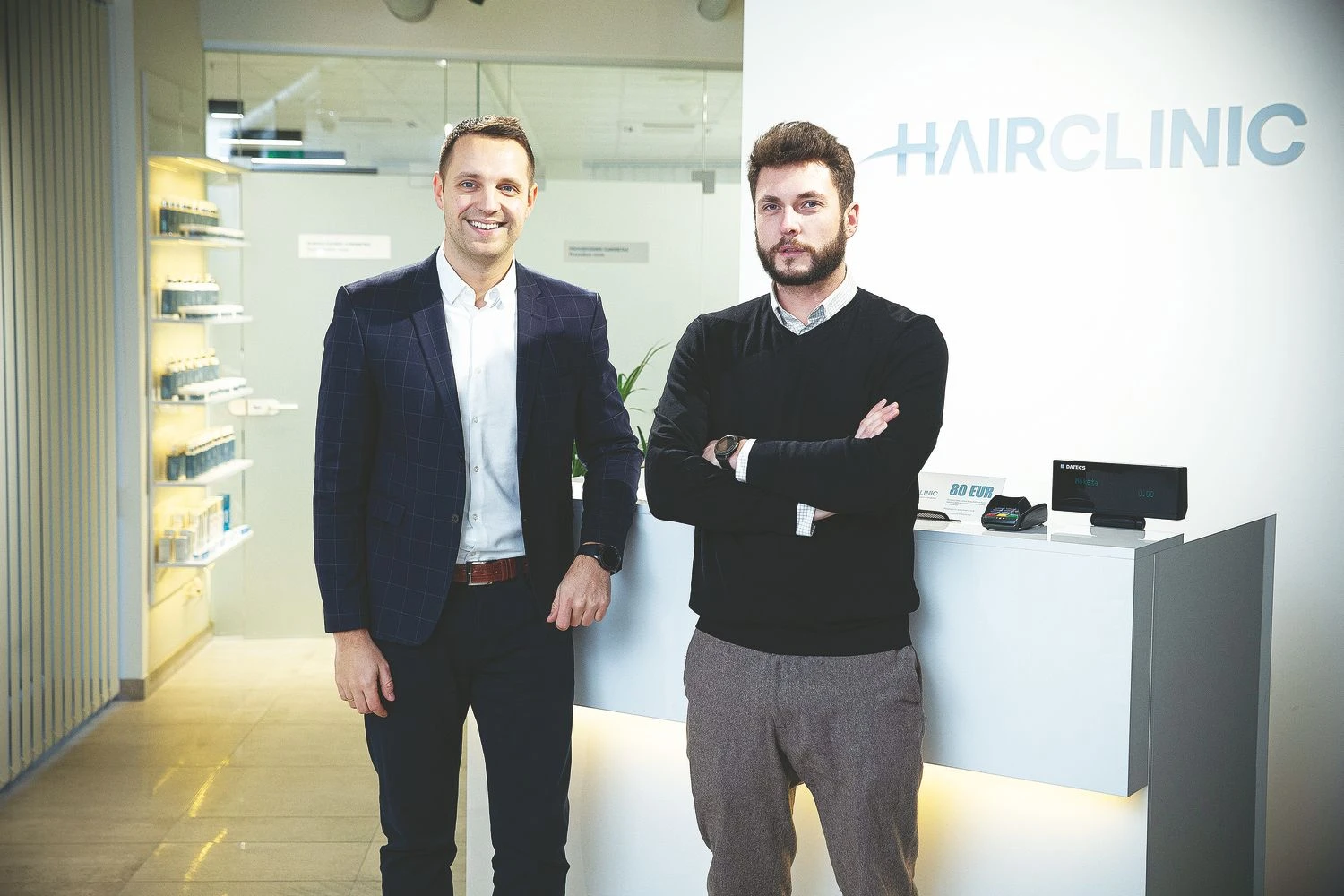 Gyd. V. Dockus, HAIR CLINIC medicinos vadovas (kairėje), ir V. Škarnulis, HAIR CLINIC direktorius, sako, kad plėsis ne tik estetinėje medicinoje – ieškos inovacijų, kurių nesiūlo kiti. Vladimiro Ivanovo (VŽ) nuotr.