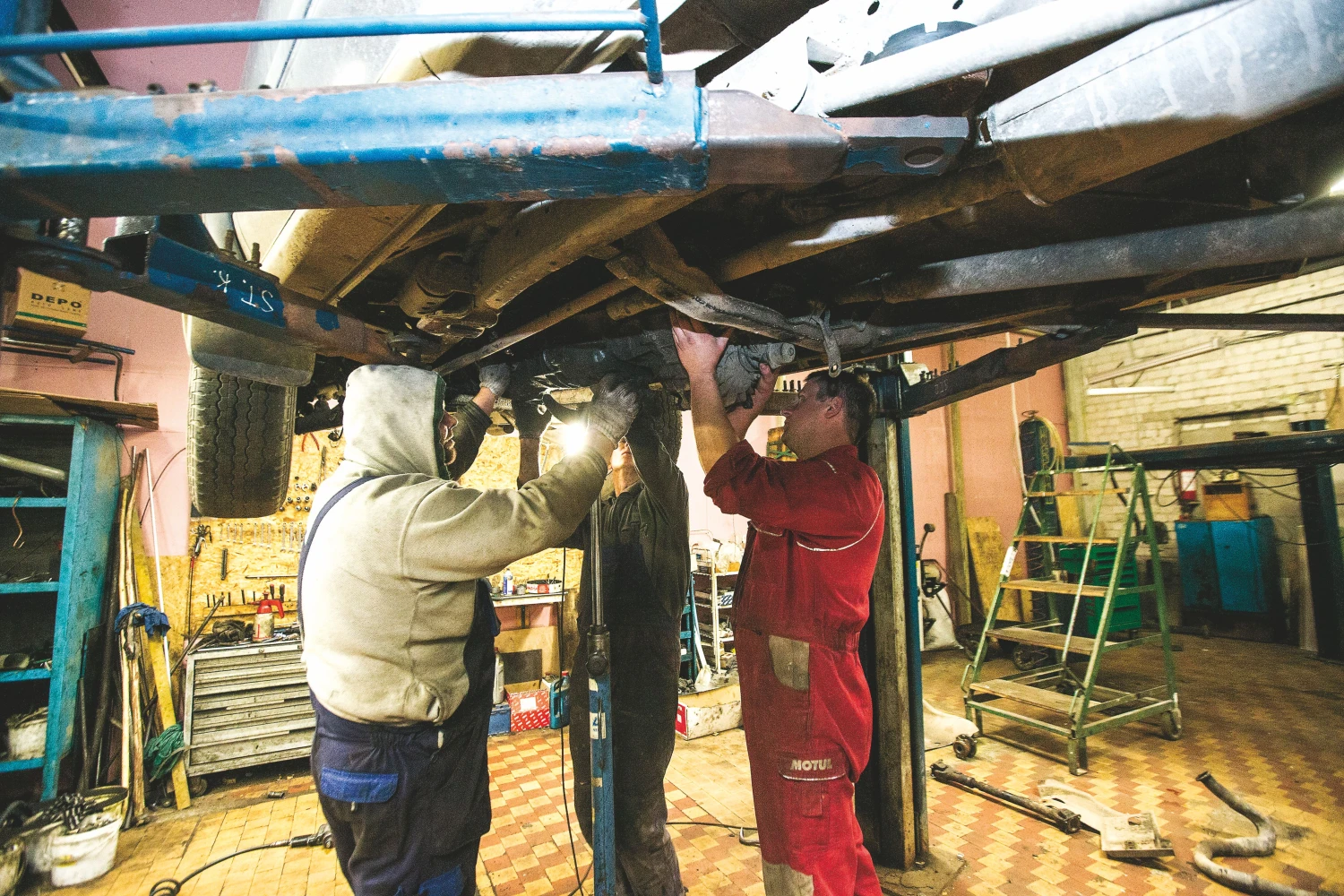 Maždaug 25% gyventojų Lietuvoje, tyrėjų duomenimis, automobilių remonto, kirpimo ar kitas paslaugas, taip pat prekes, maistą perka nereikalaudami kasos kvito. 
Juditos Grigelytės (VŽ) nuotr.