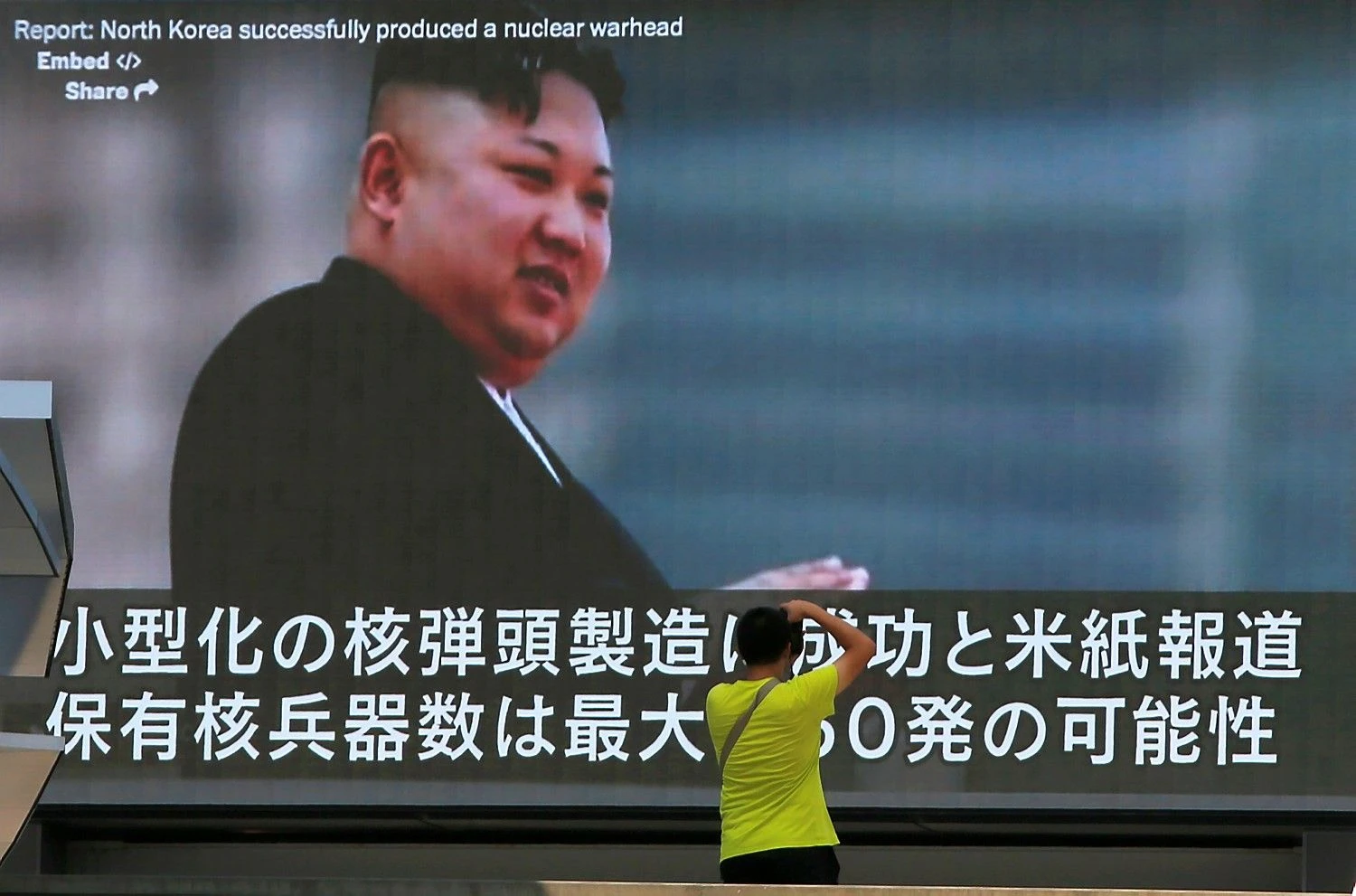 Naujienas iš Šiaurės Korėjos akylai sekamos netoliese esančioje Japonijoje. Issei Kato („Reuters“ / „Scanpix“) nuotr. 