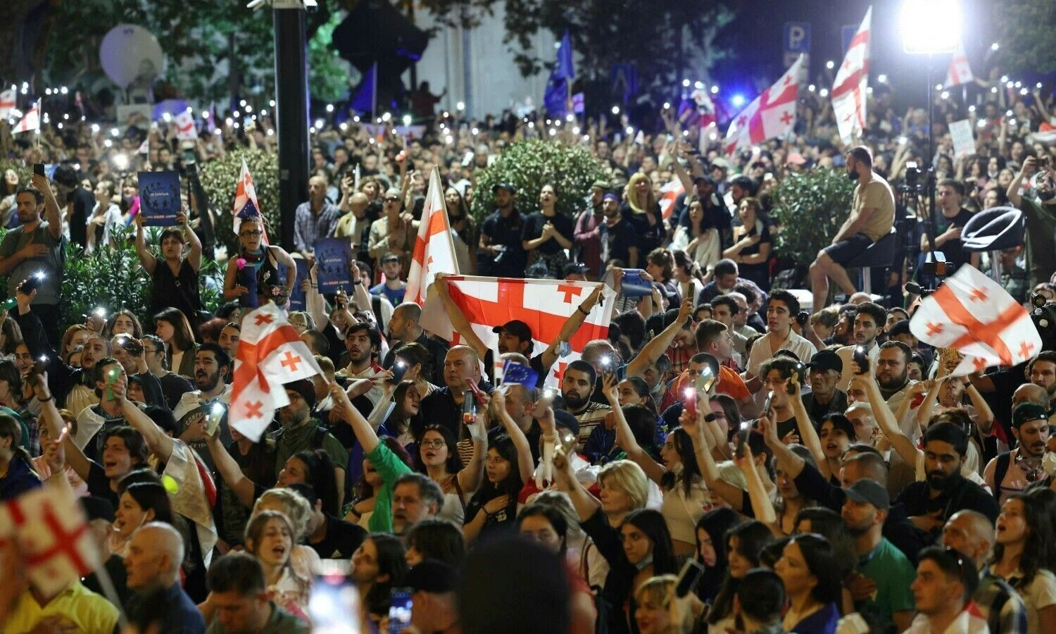 Protestuotojai prie Sakartvelo parlamento Tbilisyje gegužės 1 d. Giorgi Arjevanidzės (AFP / „Scanpix“) nuotr.