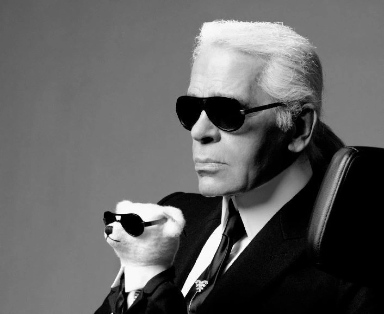 Karlas Lagerfeldas niekada neatskleidė savo gimimo datos. Vienur teigta, kad jis gimė 1933 m., kitur - kad 1938 m. Kompanija „Steiff“ 2008 m. 70-ojo gimtadienio proga pristatė dizaineriui skirtą meškiuką.  Margaret Steiff („Reuters“ / „Scanpix“) nuotr.