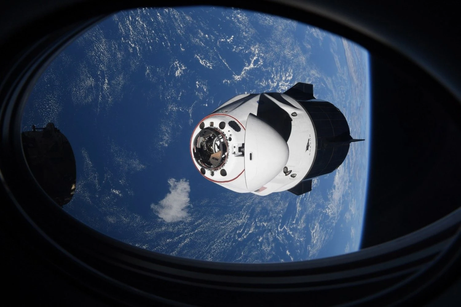 „SpaceX Crew Dragon“ kapsulė švartuojama prie TKS. NASA („Scanpix“ / AP) nuotr.