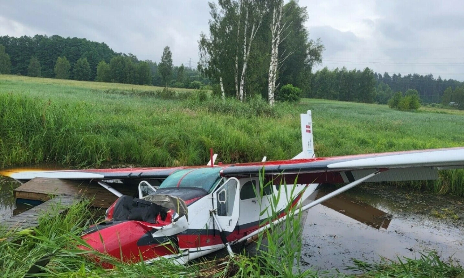 Netoli Rygos avariniu būdu leidosi parašiutininkų skraidinimui naudojamas „Pilatus“ lėktuvas. Latvijos CAA nuotr.