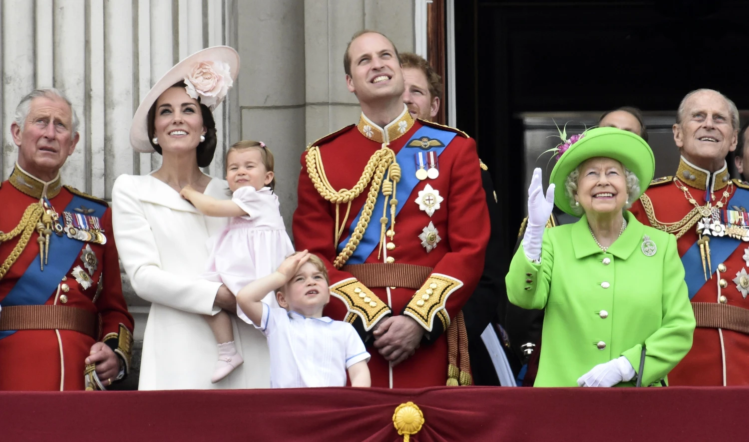 Karališkoji šeima į politiką nesikiša. Iš kairės – princas Charlesas, Kembridžo kunigaikštienė Catherine'a ir princas Williamas (jų vaikai princesė Charlotte ir princas George'as), karalienė Elžbieta II-oji ir princas Philipas. „Reuters" / „Scanpix" nuotr.