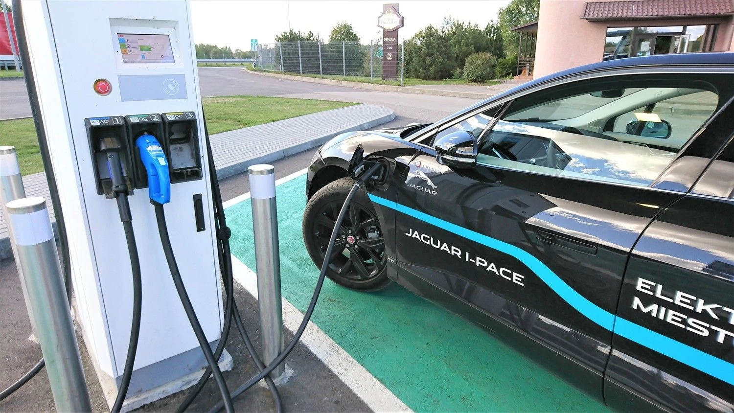 Įvairios galios įkrovimo stotelės tenkina skirtingus naudotojų poreikius. Lino Butkaus (VŽ) nuotr.