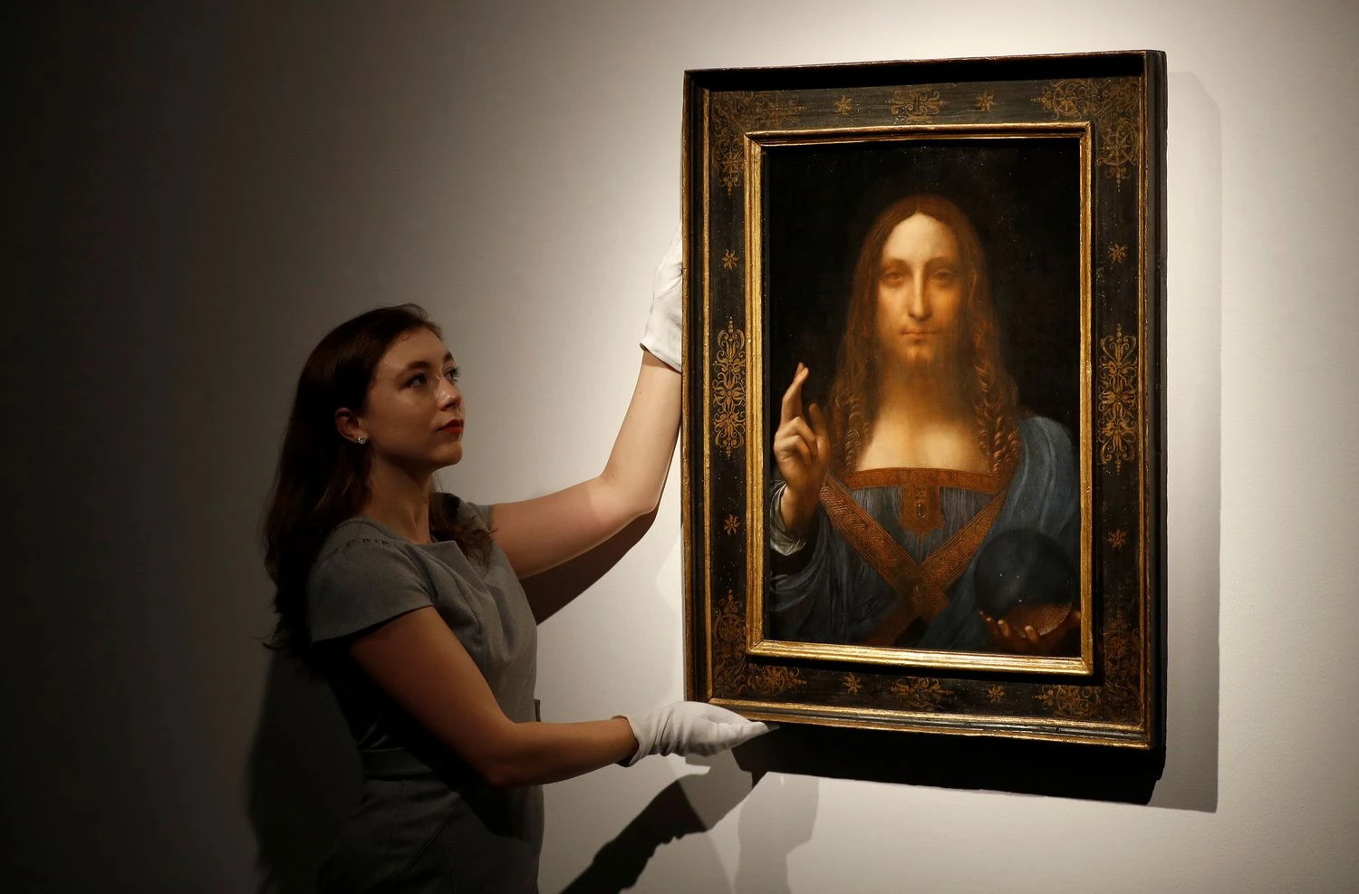 „Salvator Mundi“ laikomas vienu iš mažiau kaip dvidešimties žinomų italų dailininko Leonardo da Vinci paveikslų. Peterio Nichollso („Reuters“ / „Scanpix“) nuotr.