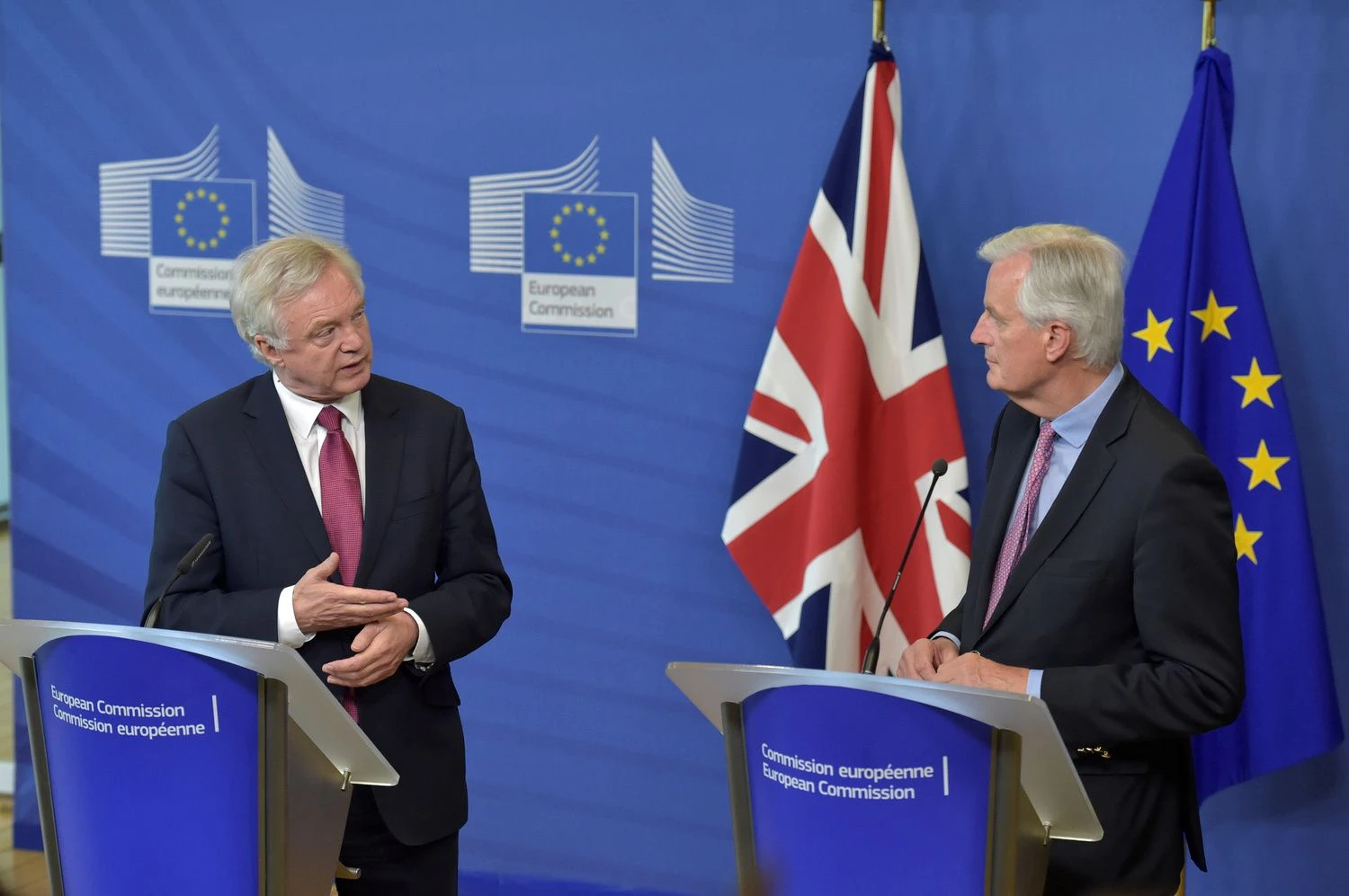 Pirmadienį Briuselyje susitiko Michelis Barnier (dešinėje), vyriausiasis ES derybininkas dėl „Brexit“, ir už šias derybas atsakingas JK vyriausybės sekretorius Davidas Davisas. Erico Vidalo („Reuters“ / „Scanpix“) nuotr.
