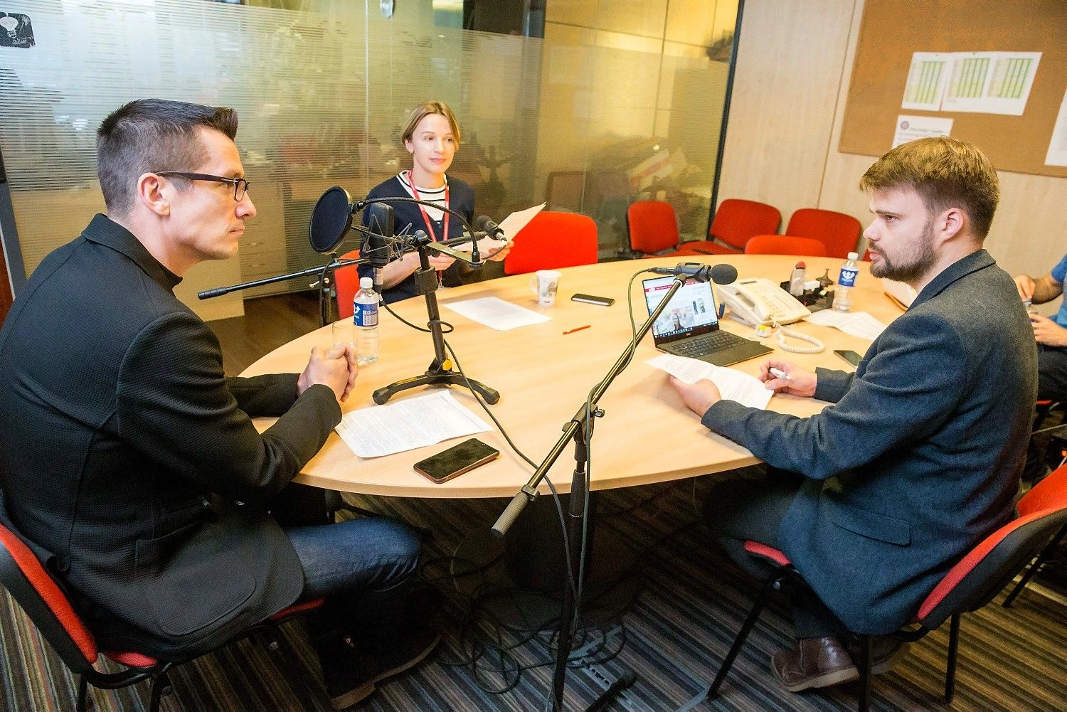 Bendras Verslo žinių ir komunikacijos agentūros „Komunikacijos Amatinininkai“ Rinkodaros podkasto pristatymas. Iš kairės: Deividas Budginas, komunikacijos agentūros „Komunikacijos amatininkai“ vadovas, Liudas Rimkus, AB SEB banko rinkodaros departamento direktorius ir Rūta Balčiūnienė, „Verslo žinių“ Rinkodaros rubrikos redaktorė. Juditos Grigelytės (VŽ) nuotr.