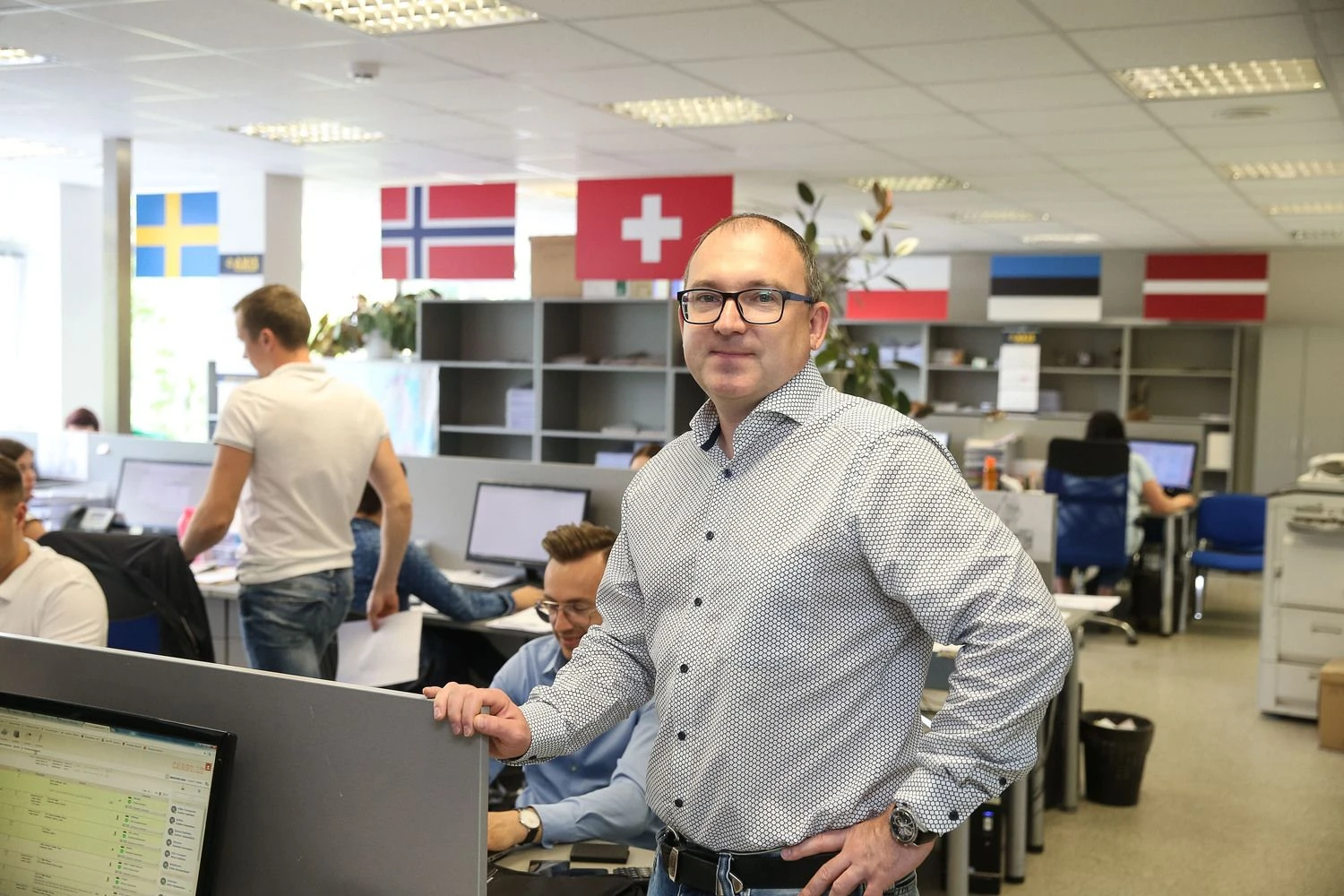 Mindaugas Žemaitis, UAB „Axis Auto“ direktorius, bendraturtis: „Mūsų ekspedijuojami automobilvežiai važinėja tik Vakarų Europoje – į Lietuvą grįžta nebent remontui ar techninei apžiūrai.“ 
 Vladimiro Ivanovo (VŽ) nuotr.