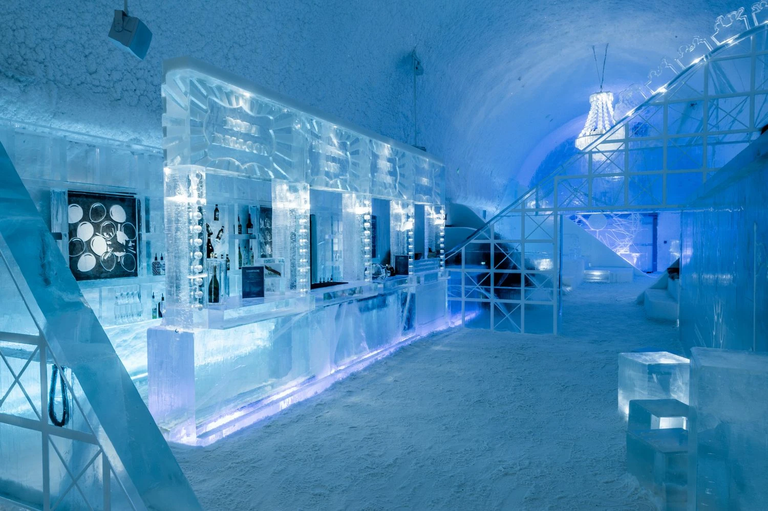 Trisdešimt metų iš eilės gruodžio viduryje Jukkasjarvi miestelyje Švedijoje duris atveria ledo viešbutis „Icehotel“. Asaf Klinger/www.icehotel.com nuotr.
