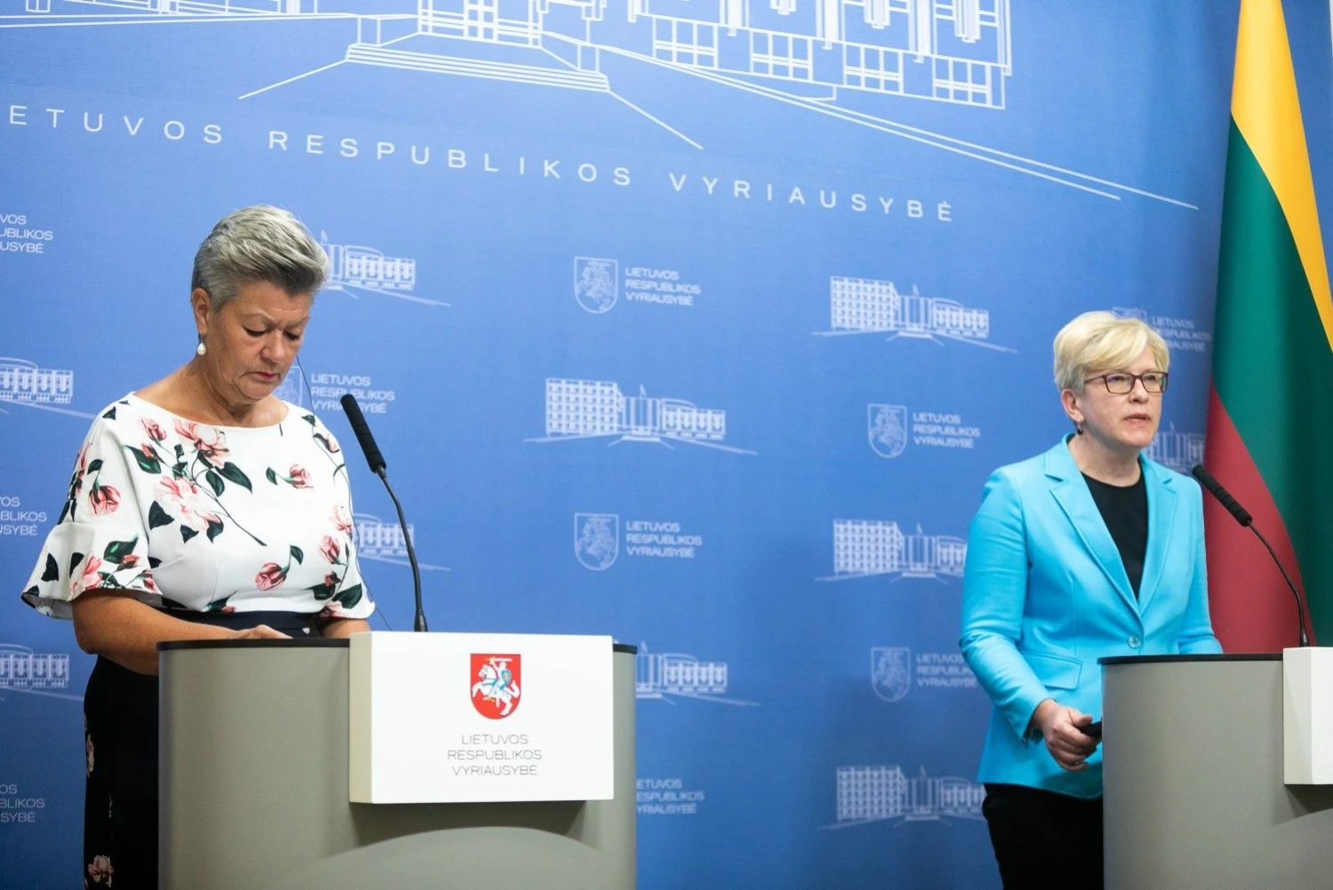 Lietuvos premjerės Ingridos Šimonytės ir Europos Komisijos narės Ylvos Johansson spaudos konferencija. Žygimanto Gedvilos (15min.lt) nuotr.