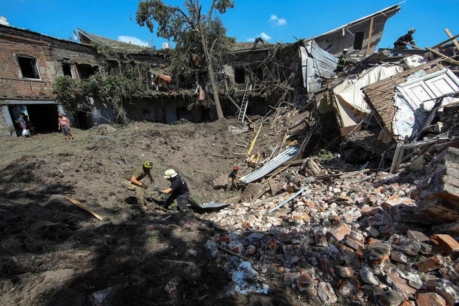Sunaikintas gyvenamasis pastatas Charkive. Viačeslavo Madiyevskio („Reuters“ / „Scanpix“) nuotr.