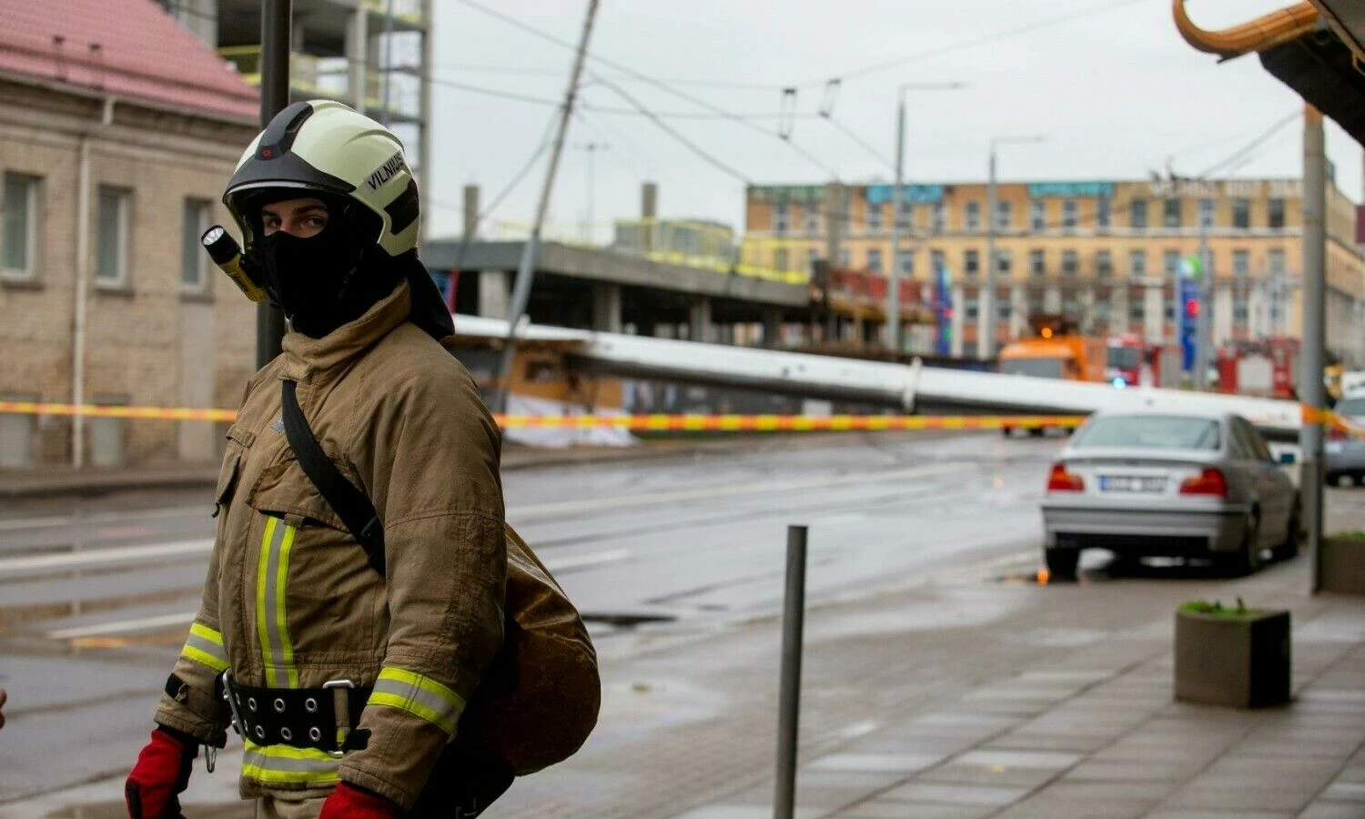 Vilniuje, biurų pastato „K22“ statybų aikštelėje nuvirto teleskopinis kranas. Juditos Grigelytės (VŽ) nuotr.