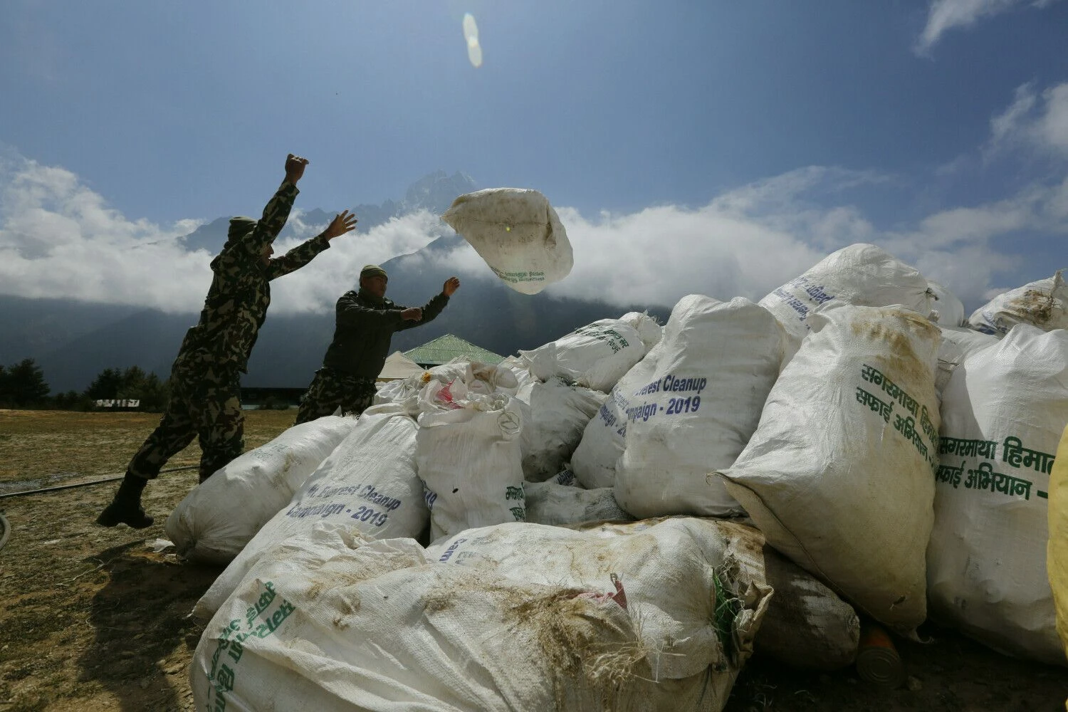 Nepalo kariai krauna šiukšles, pargabentas nuo Everesto. 2019 m. gegužė. Niranjan Shrestha (AP / „Scanpix“) nuotr.