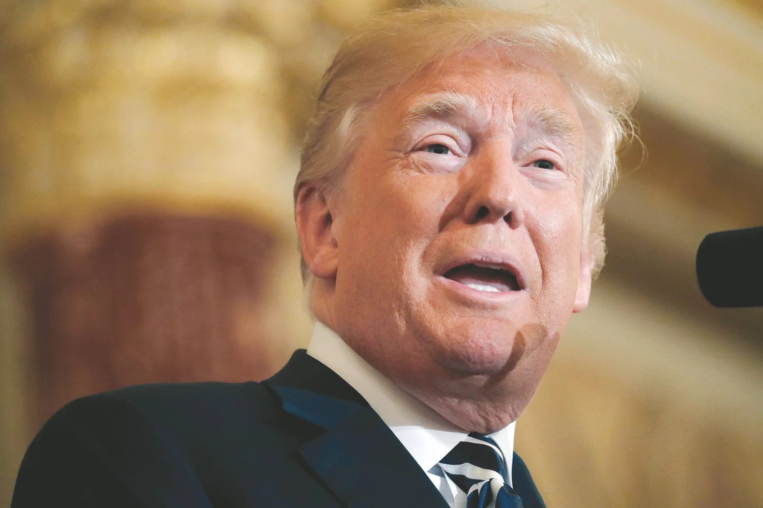 Pono Trumpo pareiškimas dar kartą atidėti sprendimą dėl ilgalaikės muitų išimties taikymo sukėlė Europos partnerių susierzinimą. Leaho Milliso  („Reuters“ / „Scanpix“) nuotr. 