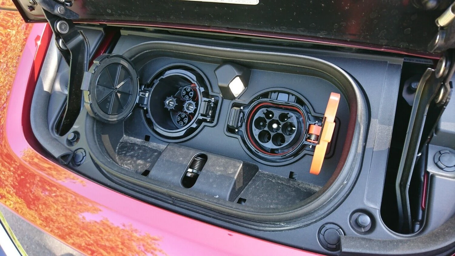 „CHAdeMO“ lizdas „Nissan Leaf“ elektromobilyje. Lino Butkaus (VŽ) nuotr.