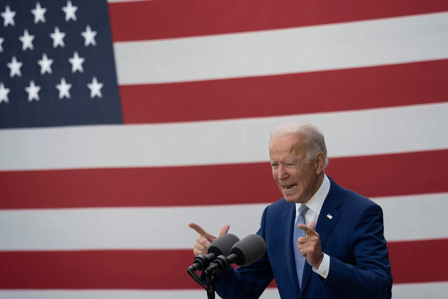 Demokratų partijos kandidatas Joe Bidenas rinkėjų apklausose solidžiai pirmauja. Jimo Watsono (AFP / „Scanpix“) nuotr. 